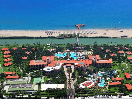 Почивка ТУРЦИЯ - АНТАЛИЯ, Белек - Хотел Gloria Golf Resort - Един от най-луксозните хотели в Анталия. Голяма и
добре поддържана зелена територия, интересна
архитектура. Ненатрапчиво, приятно обслужване в стаите
и ресторантите. Намаленията за деца са до 13 ненавършени
години. Идеален е за спокойна семейна почивка.